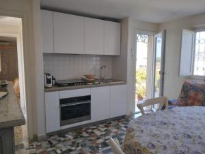 Η κουζίνα ή μικρή κουζίνα στο IL NIDO BY LUISA - Beautiful Terrace - Near the Station