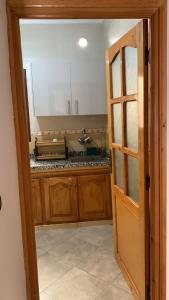 The heart of M'diq! 4 min from beach في المضيق: باب مفتوح للمطبخ مع حوض