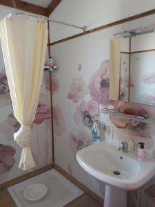 un bagno con lavandino e WC di Ad un passo dal mare a Marsala