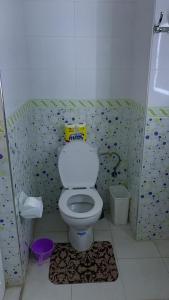 The heart of M'diq! 4 min from beach في المضيق: حمام مع مرحاض أبيض في الغرفة +24 صورة