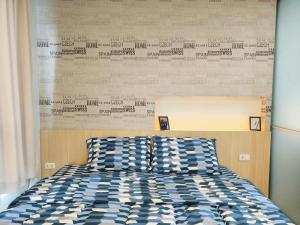 sypialnia z łóżkiem w kolorze niebieskim i białym w obiekcie Modern Cozy Suvarnabhumi w mieście Ban Khlong Prawet +32 zdjęcia