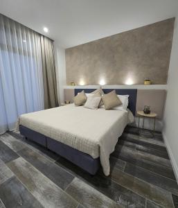 a bedroom with a large bed in a room at Ni-lù Room's in Campomarino