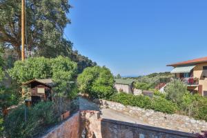a view of a river with a stone wall at Casa Lola - Goelba in Capoliveri