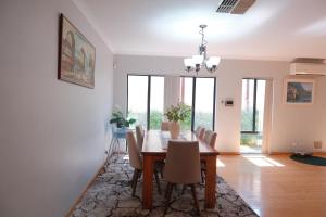 Φωτογραφία από το άλμπουμ του Perth Airport Stay 5BR House with 6 Beds &Parking στο Περθ +16 φωτογραφίες