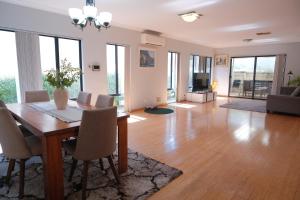 Μια τηλεόραση ή/και κέντρο ψυχαγωγίας στο Perth Airport Stay 5BR House with 6 Beds &Parking