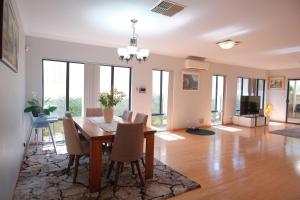 Μια τηλεόραση ή/και κέντρο ψυχαγωγίας στο Perth Airport Stay 5BR House with 6 Beds &Parking