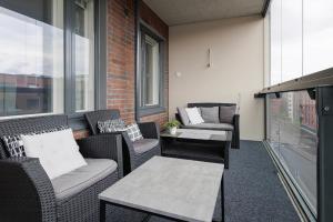 Et opholdsområde på Spacious 2BR Lake View Home with Sauna & Balcony