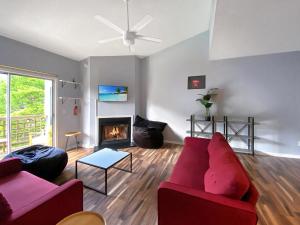 ein Wohnzimmer mit zwei roten Sofas und einem Kamin in der Unterkunft Corporate Suite Midtown Wilmington in Wilmington