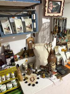 una stanza con un tavolo con alcuni articoli sopra di Un Café en el camino Guest House a Salento Altre 28 foto