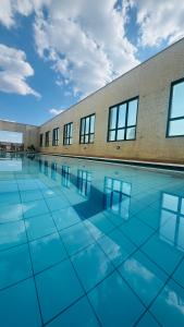 ein leerer Pool vor einem Gebäude in der Unterkunft Quarto Mobiliado no Hotel Comfort Taguatinga com Wi-Fi, Ar condicionado e Estacionamento Grátis in Brasilia + 10 Fotos