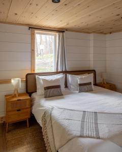 a bedroom with a large bed with a window at Arrow Head Cabin in Killington +38 photos