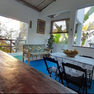 a living room with a table and chairs and a couch at Casa Beira Mar - Boipeba in Ilha de Boipeba