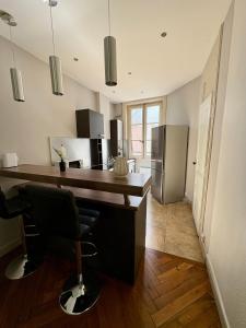 cocina con escritorio y nevera en Le Brottaux, en Lyon