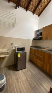 Il comprend une cuisine équipée d'un évier et d'une cuisinière. dans l'établissement Apartaestudios tipo loft Prado Station, à Medellín