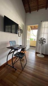 un ordinateur portable assis sur une table dans une pièce dans l'établissement Apartaestudios tipo loft Prado Station, à Medellín