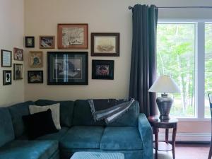 un soggiorno con un divano blu e una finestra di Leelanau Pines a Suttons Bay