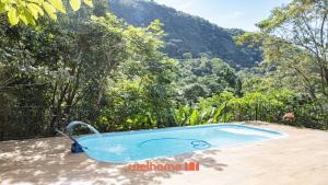 Πισίνα στο ή κοντά στο Sitio em Domingos Martins com Piscina e Vista