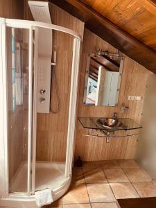 a bathroom with a shower and a sink at Cozy apartment & amazing views Albayzín in Granada