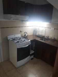 Η κουζίνα ή μικρή κουζίνα στο Depto Chingolo +5 φωτογραφίες