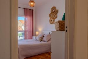 En eller flere senge i et værelse på Caparica Beach House Holiday Home