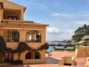 アルテアにあるLUXURY ALTEA Campomanesの水面の見える建物