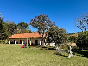 a house with a yard with a soccer goal at Recanto da Maya in Santo Antônio do Pinhal