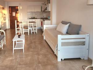 a bedroom with a bed and a table and a kitchen at Studio apartment mitre in Saladillo