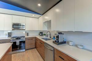 Una cocina o zona de cocina en Dream Stay with Pool for up to 20 Guests Mins to DT Austin