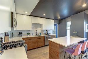 Una cocina o zona de cocina en Dream Stay with Pool for up to 20 Guests Mins to DT Austin