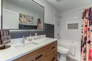 Un baño de Dream Stay with Pool for up to 20 Guests Mins to DT Austin