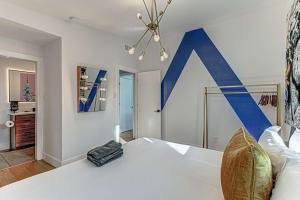 Cama o camas de una habitación en Dream Stay with Pool for up to 20 Guests Mins to DT Austin