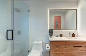 Un baño de Dream Stay with Pool for up to 20 Guests Mins to DT Austin