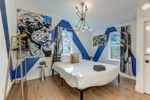 Cama o camas de una habitación en Dream Stay with Pool for up to 20 Guests Mins to DT Austin
