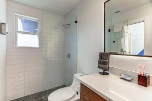 Un baño de Dream Stay with Pool for up to 20 Guests Mins to DT Austin