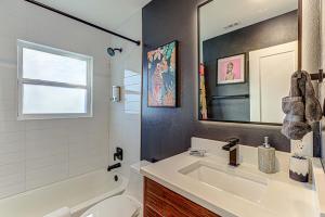 Un baño de Dream Stay with Pool for up to 20 Guests Mins to DT Austin