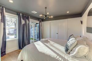Cama o camas de una habitación en Dream Stay with Pool for up to 20 Guests Mins to DT Austin