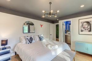 Cama o camas de una habitación en Dream Stay with Pool for up to 20 Guests Mins to DT Austin