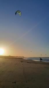 Una persona está volando una cometa en la playa. en Villa Alisios Wind House, en Guajirú 16 fotos más