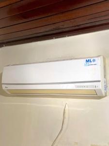 a white microwave oven sitting on top of a refrigerator at Conforto no Centro da Cidade in Alta Floresta
