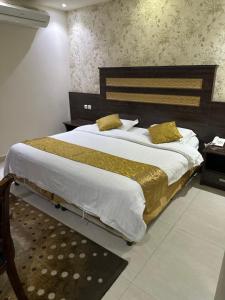 Postel nebo postele na pokoji v ubytování شقق روز للشقق المخدومة