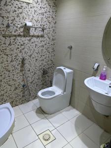 Koupelna v ubytování شقق روز للشقق المخدومة