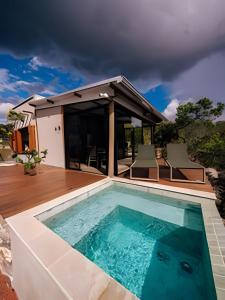 ピレノポリスにあるCabanas do Ouroの家の前のプール