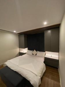 Katil atau katil-katil dalam bilik di 1 BR Baithak Stays Luxury Apt Beside Falettis