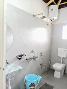 Un baño de Ardya Home Stays