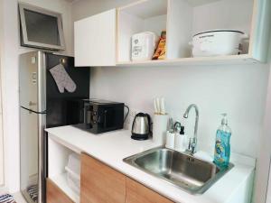 kuchnia ze zlewem i lodówką w obiekcie Modern Cozy Suvarnabhumi w mieście Ban Khlong Prawet