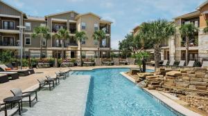 una imagen de una piscina en un resort en Landing at Mission Hill - New Braunfels, en New Braunfels