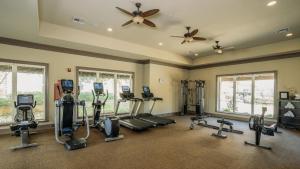 Un gimnasio con varias cintas de correr y máquinas en una sala. en Landing at Mission Hill - New Braunfels, en New Braunfels