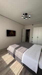 Ένα ή περισσότερα κρεβάτια σε δωμάτιο στο Двухкомнатная студия в роскошном районе ТРЦ Максима проспект Райымбек батыр-Ауэзов