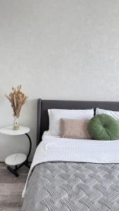 Ένα ή περισσότερα κρεβάτια σε δωμάτιο στο Двухкомнатная студия в роскошном районе ТРЦ Максима проспект Райымбек батыр-Ауэзов