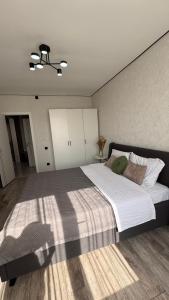 Ένα ή περισσότερα κρεβάτια σε δωμάτιο στο Двухкомнатная студия в роскошном районе ТРЦ Максима проспект Райымбек батыр-Ауэзов